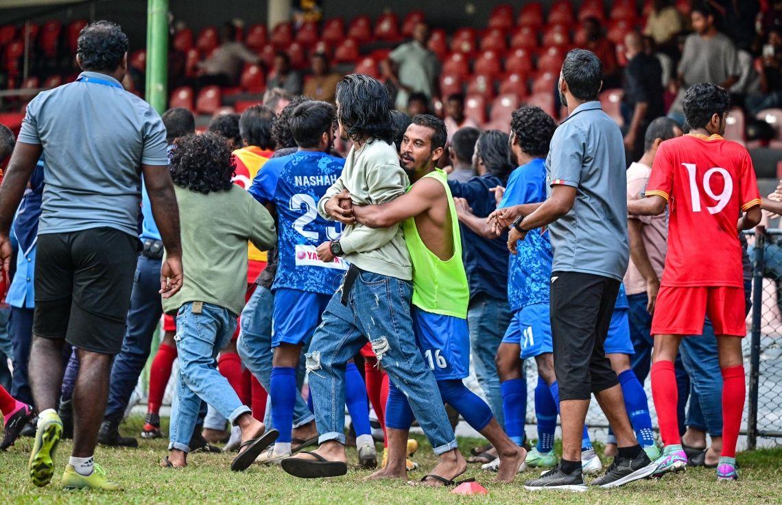 ކުޑަހެންވޭރާއި ވިިކްޓްރީ ބައްދަލު ކުރި މެޗްގައި ހިންގި މާރާމާރީގެ ތެރެއިން؛ ފޮޓޯ: މިހާރު