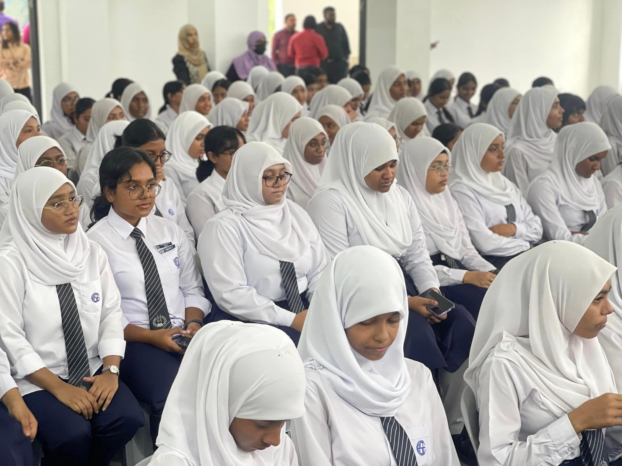 ރިޕޯޓްފޮތްދީ ދަރިވަރުން ފުރަތަމަ ޓާމް ޗުއްޓީއަށް ގޮސްފި