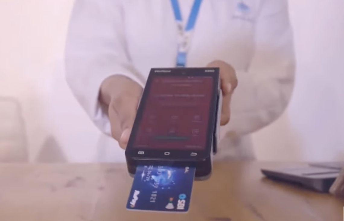 ރާއްޖޭގައި ރުޕޭ ކާޑު ބޭނުންކުރަން ފެށިކަން ލައިވްކޮށް ދައްކާލީ އޮތެންޓިކް މޯލްޑިވްސް ފިހާރައިން---