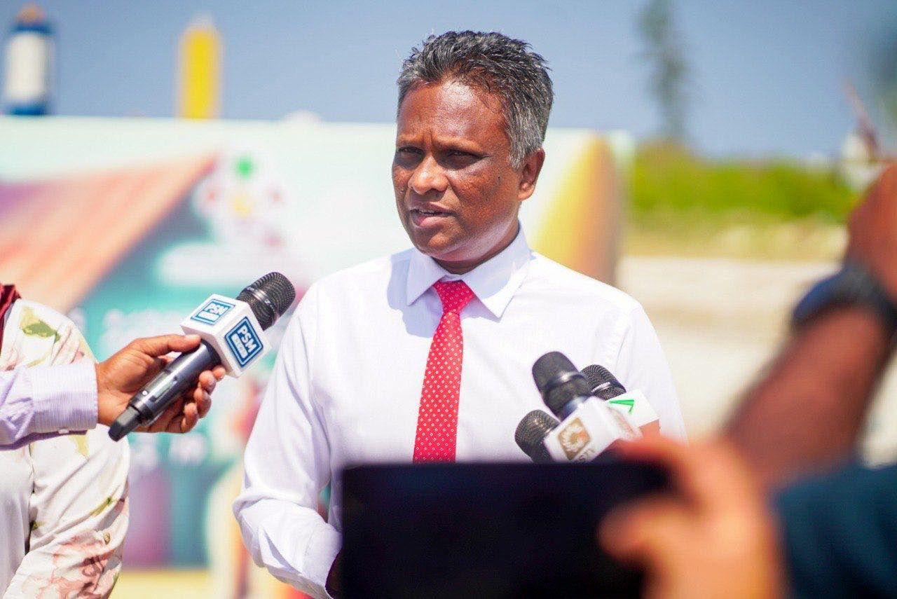 ލޯކަލް މާރުކޭޓު ތަކުގައި ބިދޭސީންނަށް ވިޔަފާރި ހުއްދަ ދީފައެއް ނުވާނެ: އާޒިމް