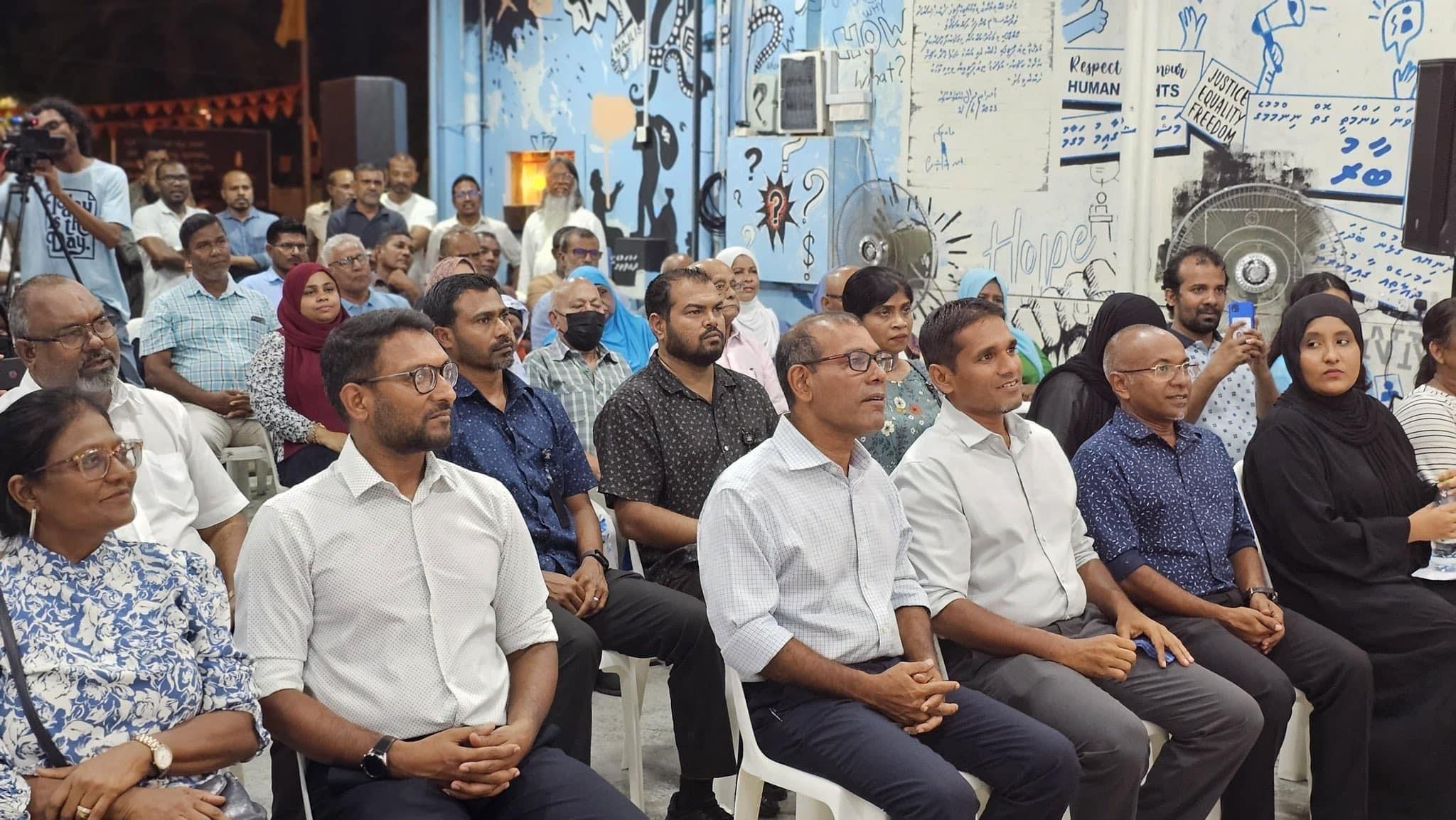 ޑިމޮކްރެޓްސް ހަރުގޭގައި ބޭއްވި ކެމްޕެއިން ޖަލްސާއެއްގެ ތެރެއިން