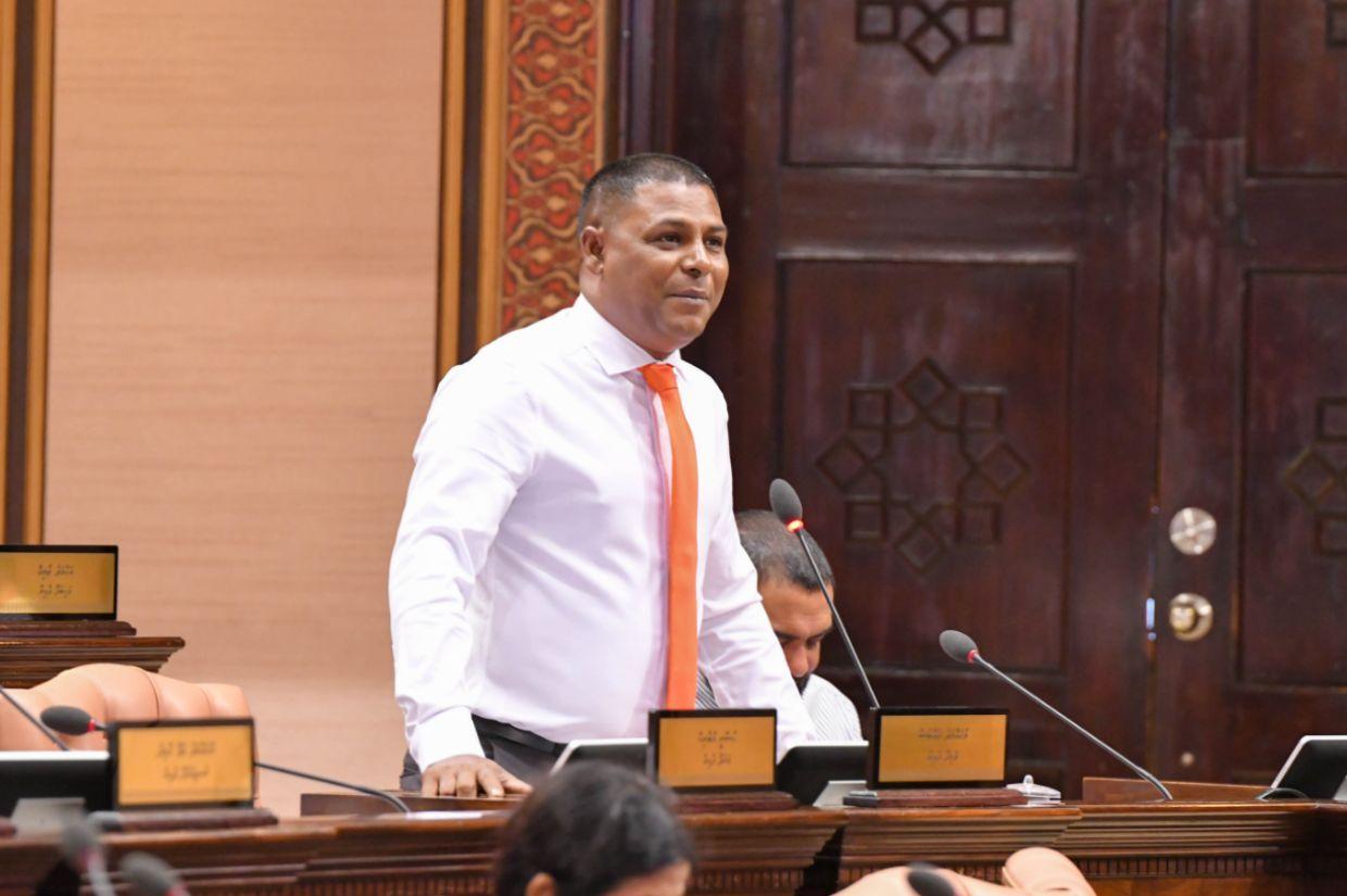 ޑޮލަރުގެ މައްސަލަ އަށް ހައްލު ލިބޭނީ ރިސޯޓު ފައިސާ 48 ގަޑީރުގެ ތެރޭ ރާއްޖޭގެ ބެންކަކަށް ލާ ގޮތަށް ބަދަލުކޮށްގެން: އައްބާސް