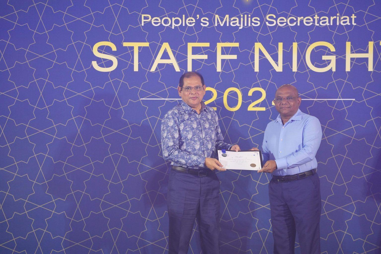 މަޖިލީހުން މުވައްޒަފުންގެ އަގު ވަޒަން ކުރުން