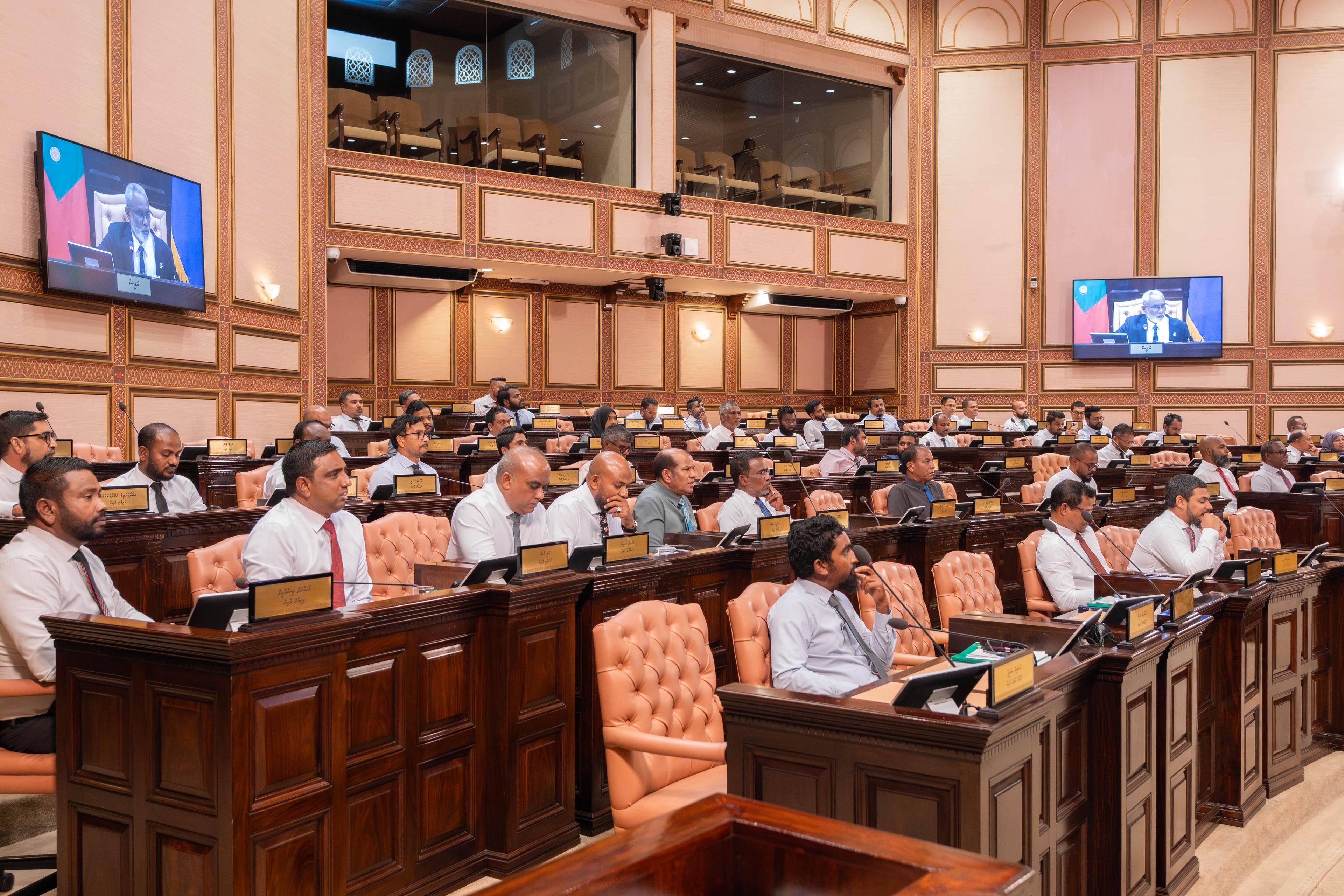 ވަޒީފާއިން ރިޓަޔާކުރާ އުމުރު 75 އަހަރަށް ދިގުކުރުމުގެ ބިލު ފާސްކޮށްފި