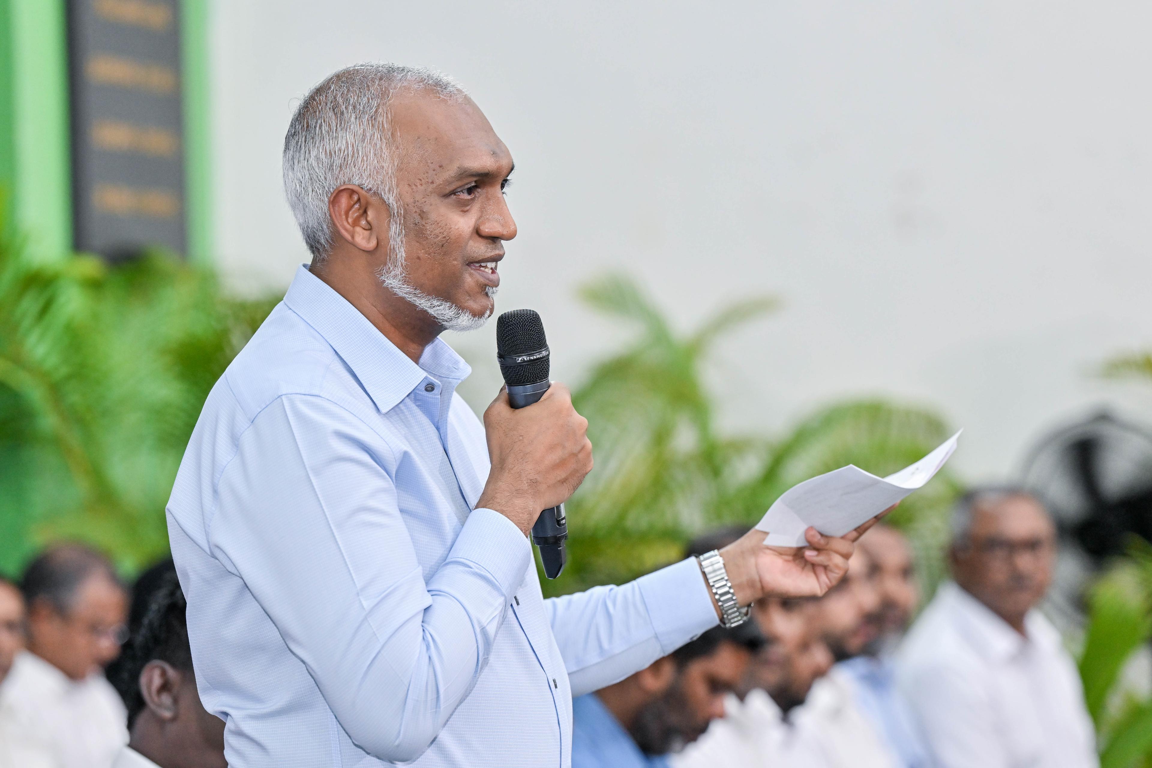 ރައީސް އަންގާރަ ދުވަހު ގަލޮޅު ރައްޔިތުންނާއި ބައްދަލުކުރައްވަނީ