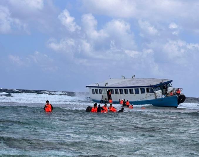 ގިނަ ޓޫރިސްޓުން ތަކަކާއި އެކު ފެރީއެއް ފަރަށް އަރައިފި