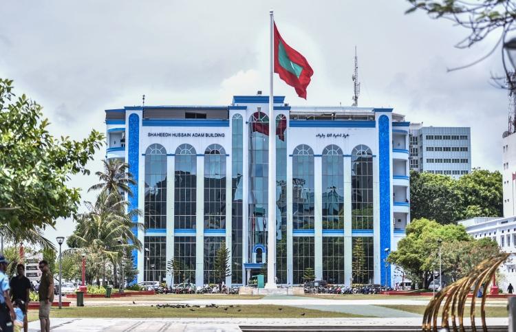 އުނދަގޫތަކަށް ހައްލެއް ނުލިބިގެން ފުލުހުންގެ އިދާރާގައި މީހަކު ބަނޑުހައިހޫނުކަމުގެ ހަޅުތާލެއް!