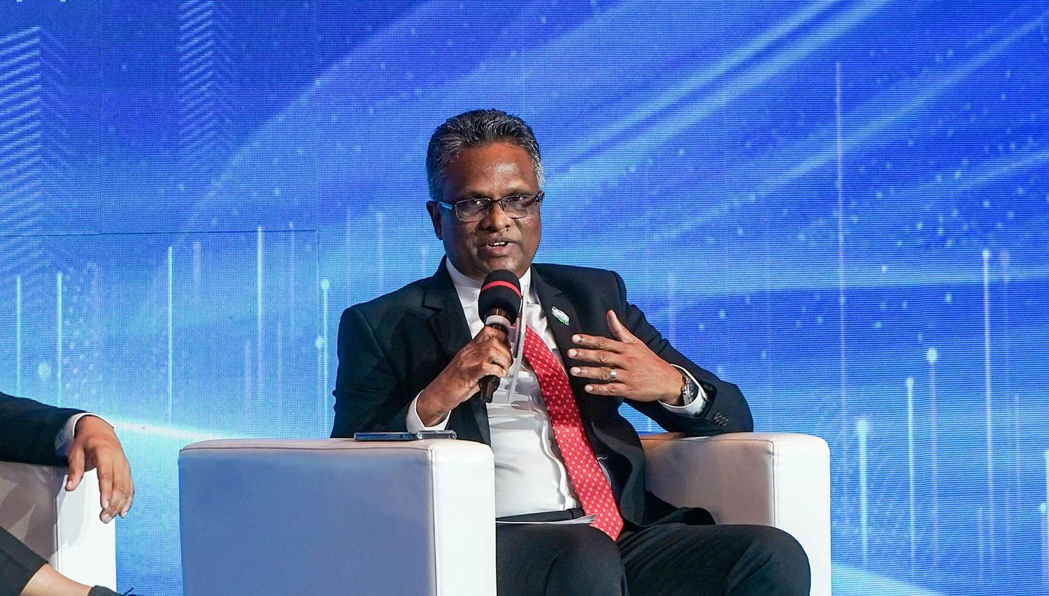 ދުސްތޫރު ބޮލާލައިޖަހާ ސަރުކާރުތަކަށް ރައްޔިތުން ވޯޓުން އަޑުއިއްވާނެ: މޭޔަރު އާޒިމް
