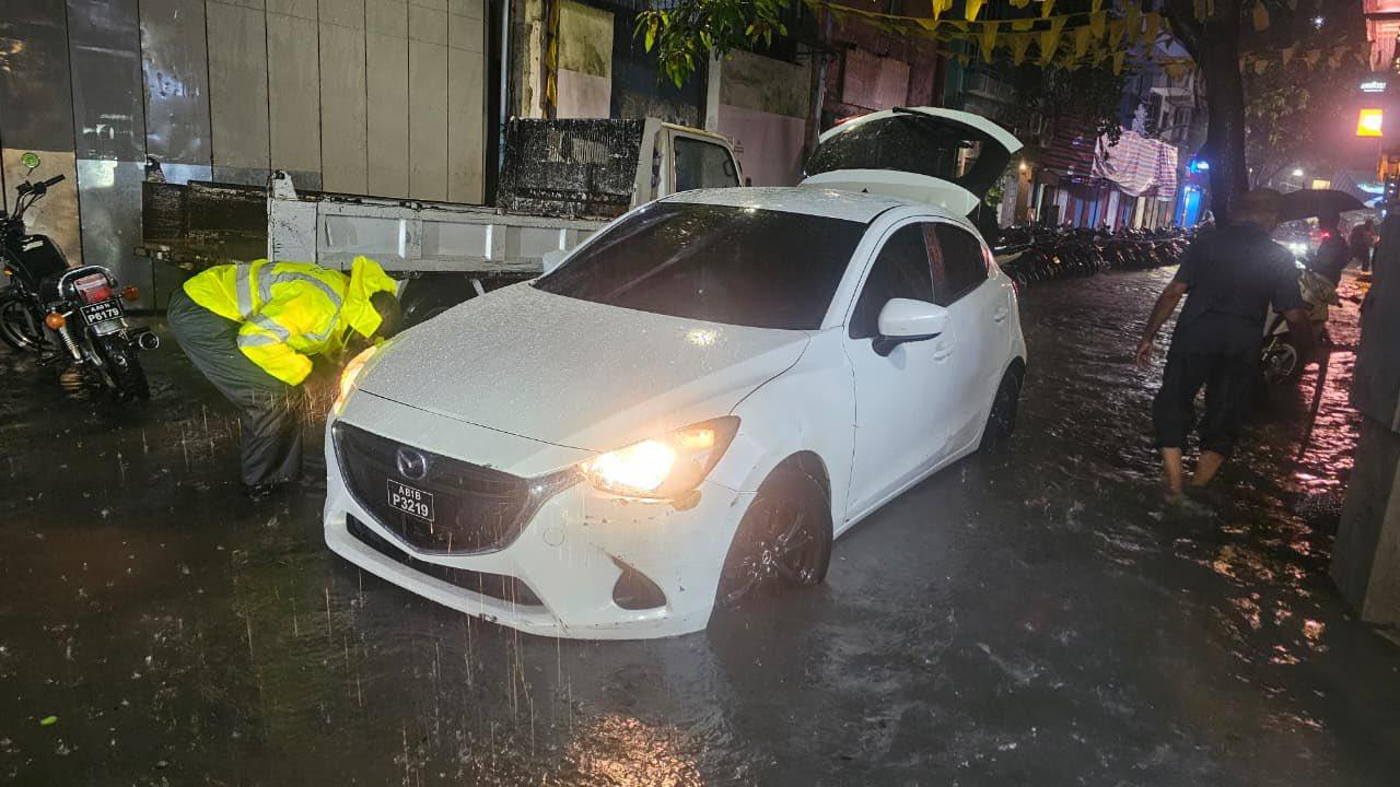 މާލޭގައި ފެންބޮޑުވުމާ ގުޅިގެން ރައްޔިތުންނަށް އެހީތެރިވުމުގައި ފުލުހުން ހަރަކާތްތެރިވާން ފަށައިފި
