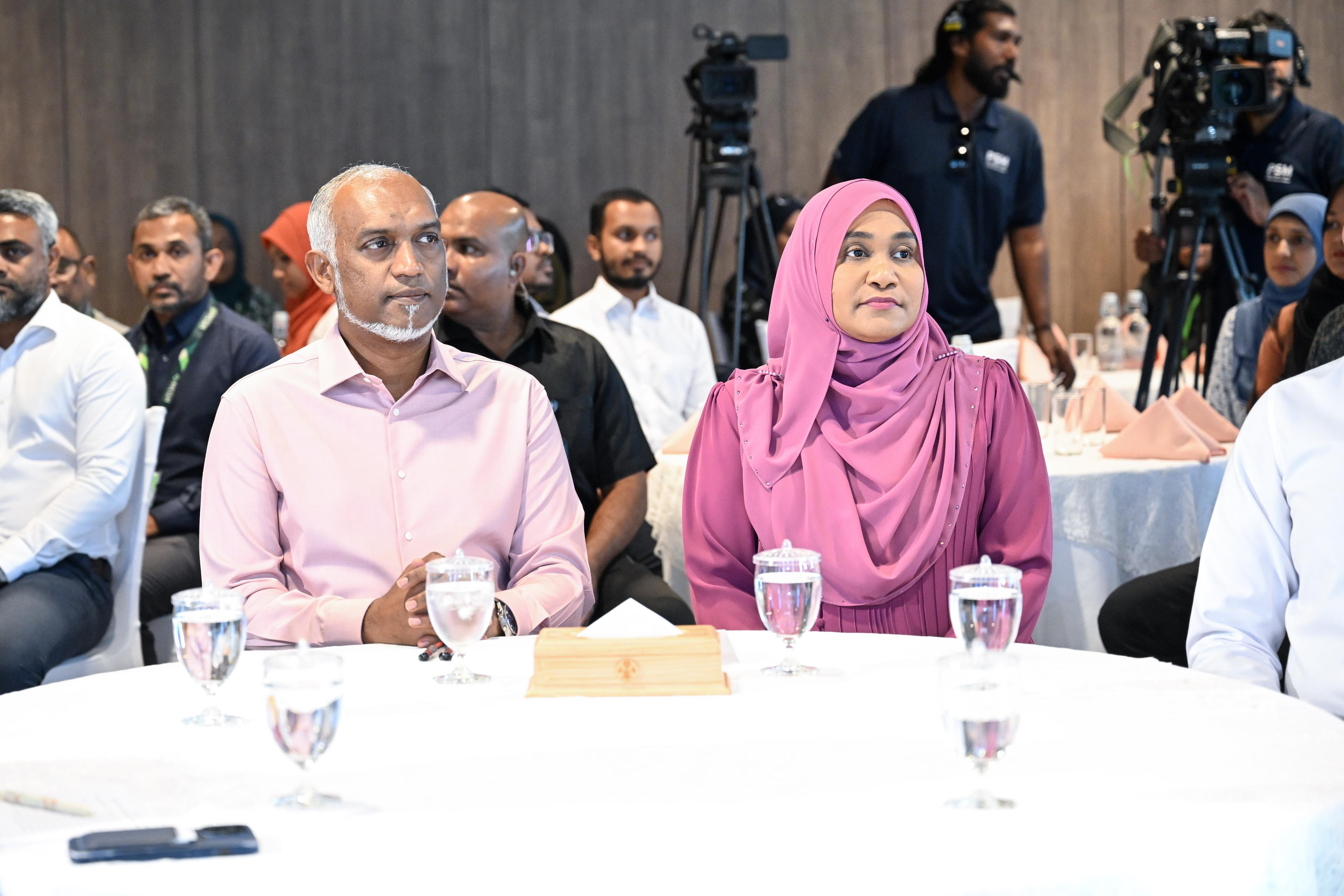 ނެޝަނަލް ފަރޓިލިޓީ ސެންޓަރުގެ ކާމިޔާބީތައް ފާހަގަކުރުމަށް ބޭއްވި ރަސްމިއްޔާތު ރައީސްގެ ދެކަނބަލުން ޝަރަފުވެރިކޮށް ދެއްވައިފި