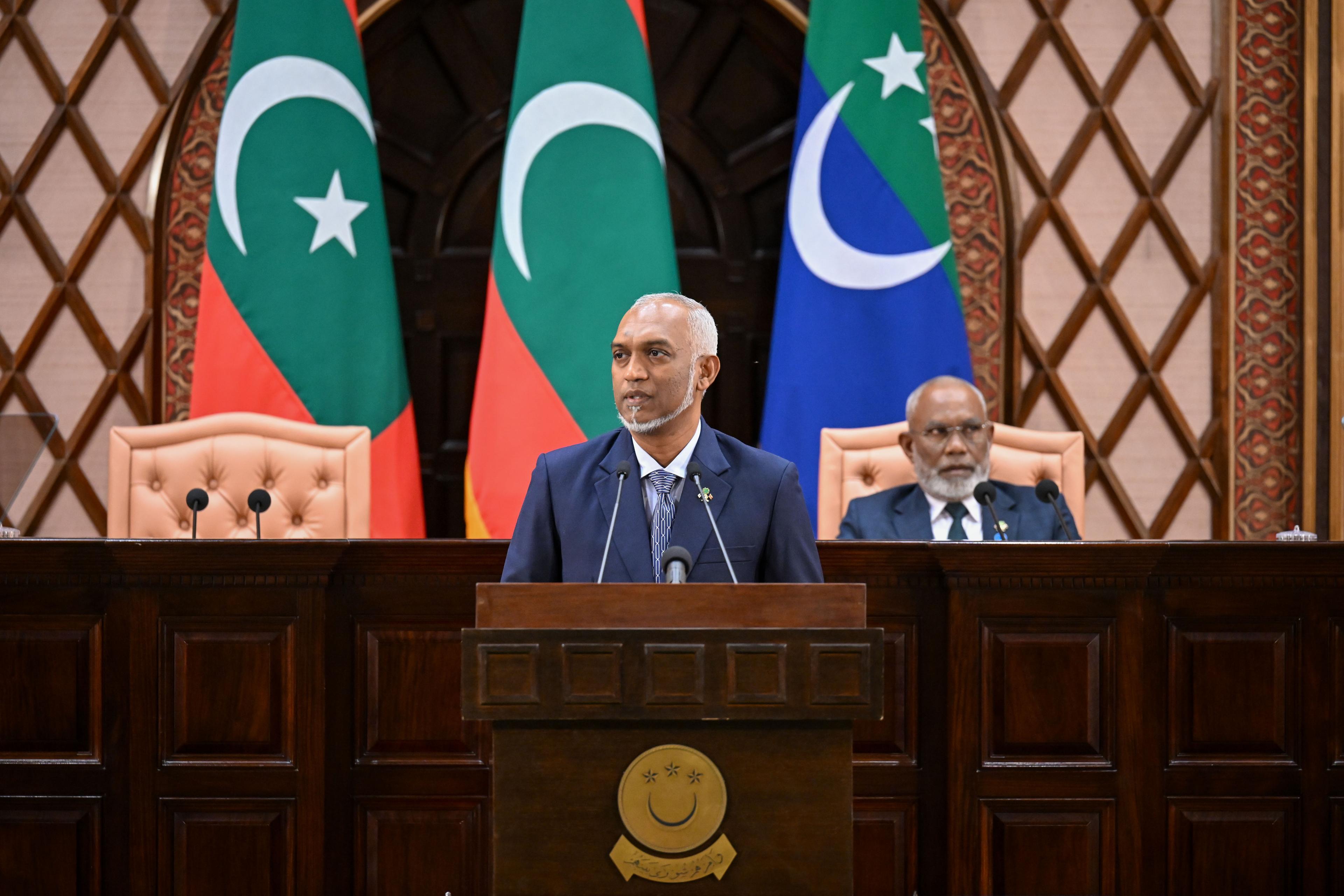 މިހާތަނަށް 56 އެމްބިއުލެންސް މާލެ ގެނެސް ރަށްރަށަށް ވަނީ ފޮނުވާފައި: ރައީސް