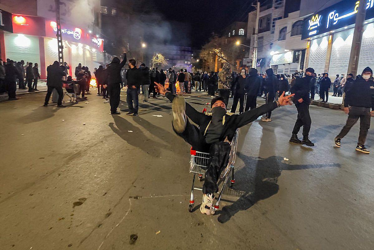 އީރާނުގައި މުޒާހަރާ ކުރީ އެމެރިކާ ބައިއަތު ހިފައިގެން ކަމަށް ފަޅާ އަރައިފި