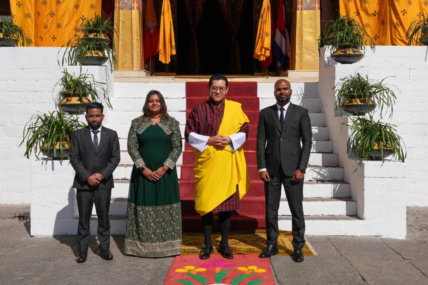 ރާއްޖެއިން ބޫޓާނަށް ކަނޑައަޅުއްވާފައިވާ ސަފީރު، އެ ޤައުމުގެ ރަސްގެފާނަށް ފަތްކޮޅުއަރުވައިފި