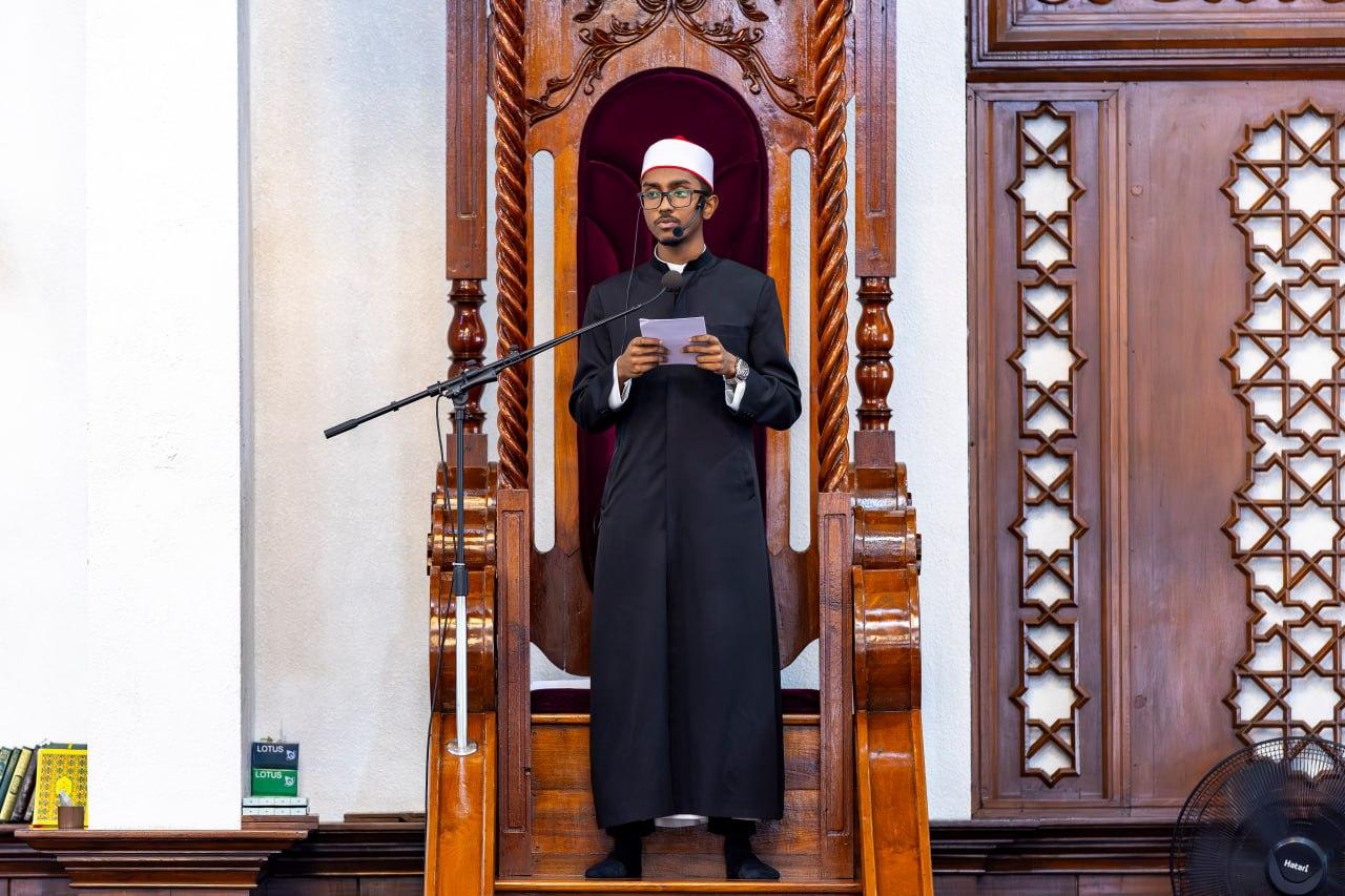 މިއަދު މާލޭގެ މިސްކިތްތަކުގައި އިމާމުވެ ހުކުރު ކުރީ ޒުވާން ޚަޠީބުން!