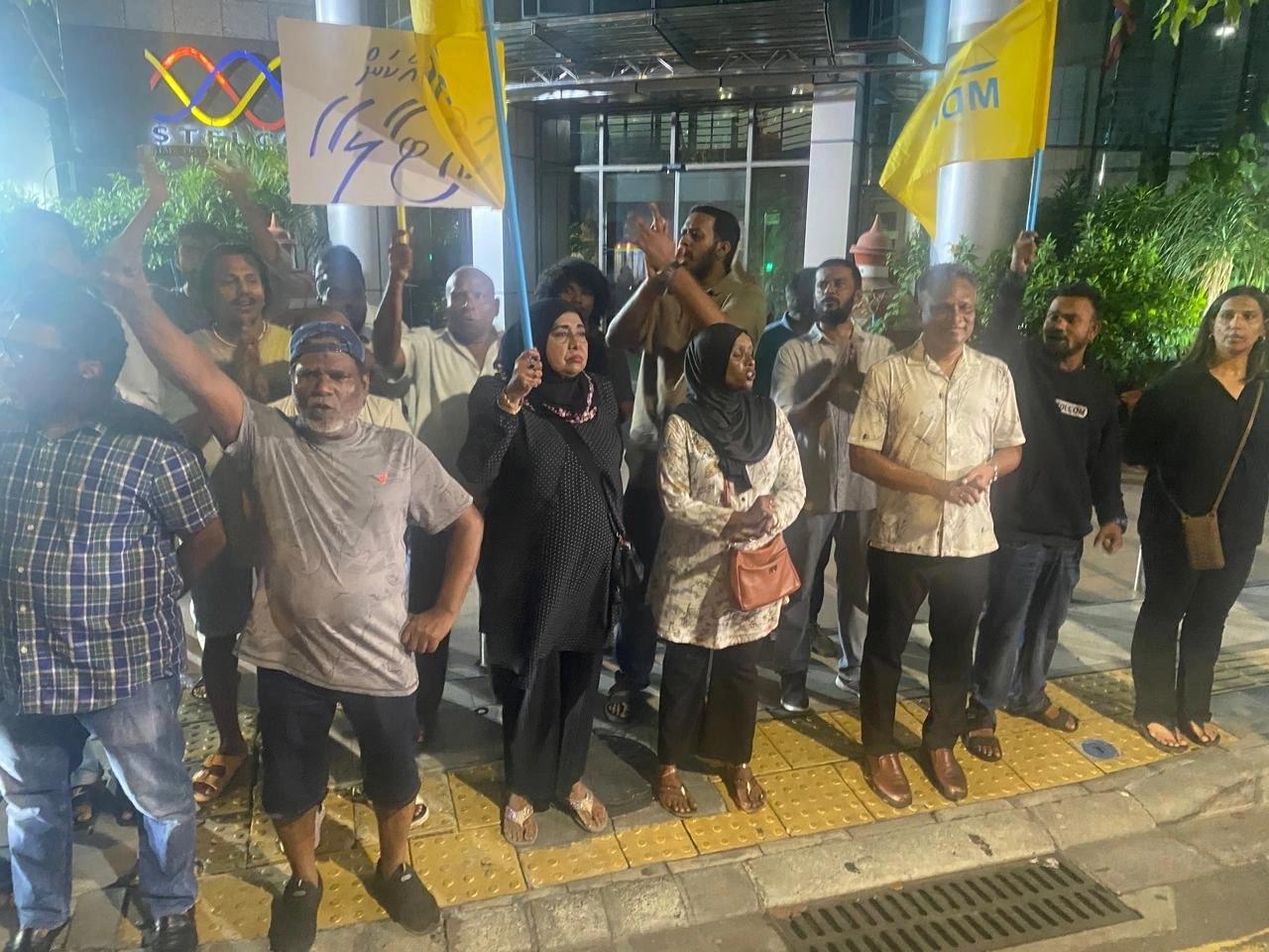 މުޒާހަރާގެ ތެރެއިން މޭޔަރު އާޒިމަށް ހަމަލާދީފި