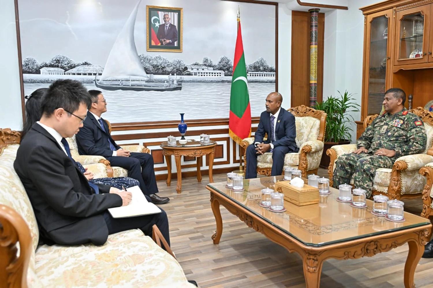 ޗައިނާގެ ސަފީރު ދިފާޢީ ވަޒީރުގެ އަރިހަށް އިޙްތިރާމްގެ ޒިޔާރަތެއް ކުރައްވައިފި