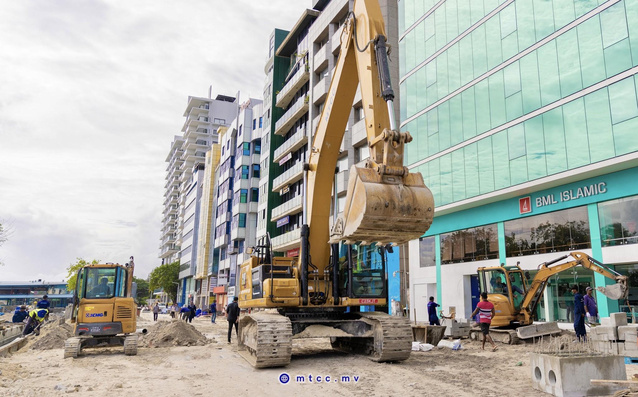 580 ޖާގައިގެ ޕާކިންއެއް ބޮޑުތަކުރުފާނު މަގުގައި ހަދަނީ