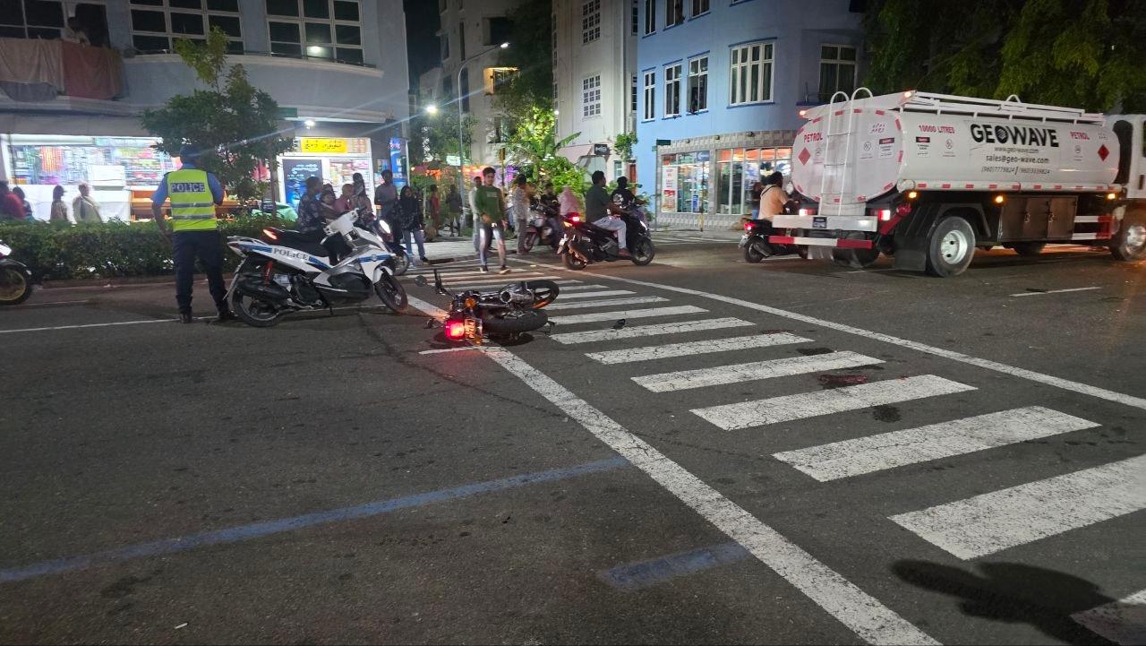 ސައިކަލަކާއި ތެޔޮ ބައުޒަރެއް ޖެހި ނުރައްކާތެރި އެކްސިޑެންޓެއް ހިނގައިފި