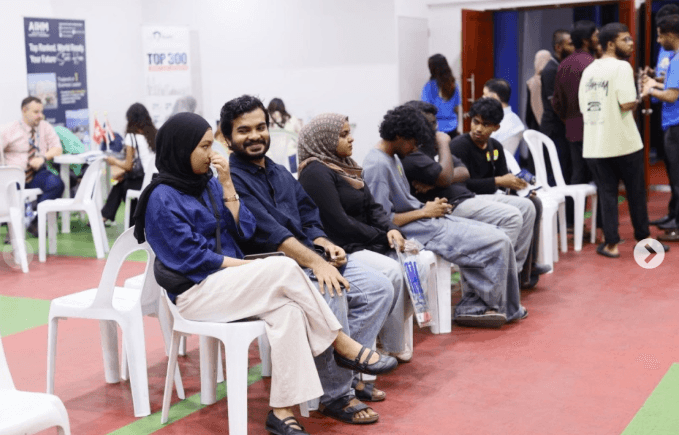 މައިކިޔު ސްޓަޑީ ފެއަރއިން ބޭރުގައި ތަޢުލީމު ހާސިލުކުރުމަށް ގިނަ އެޕްލިކޭޝަންތަކެއް
