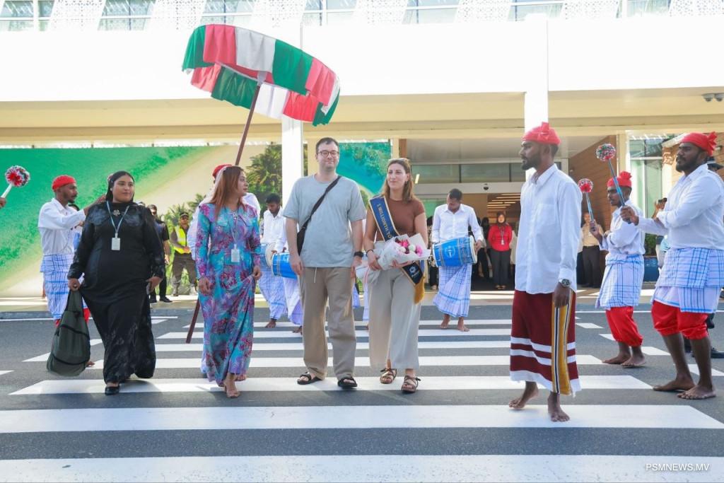 މިއަހަރުގެ 1 މިލިޔަން ވަނަ ފަތުރުވެރިޔާ ރާއްޖެ އައުމުން ހޫނު މަރުހަބާއެެއް!