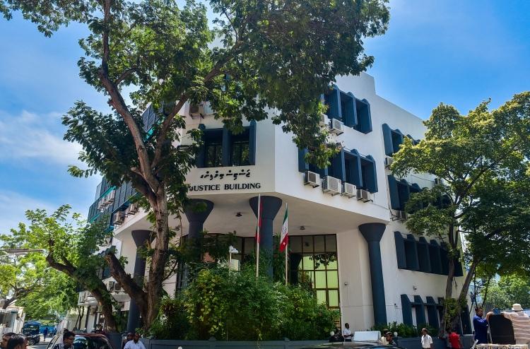 ސިވިލް ކޯޓުގެ ގާޒީކަމަށް ހުޅުވާލި ފުރުސަތުގަ 42 މީހަކު ކުރިމަތިލައިފި