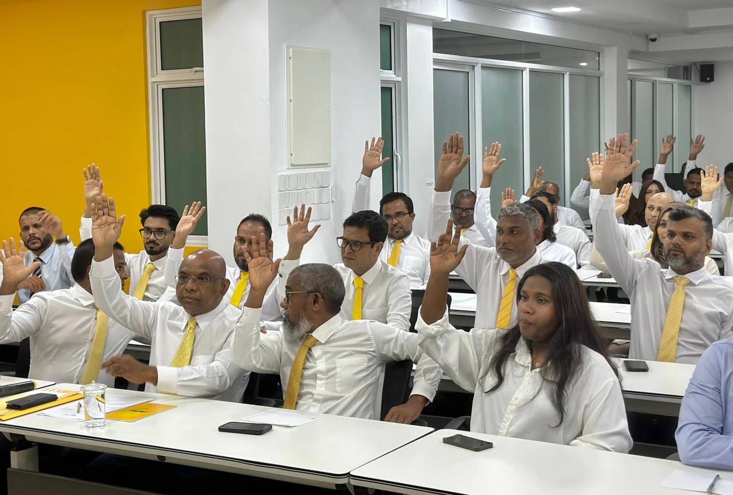 އައްޑޫ ރައްޔިތުންގެ ބިންތައް އަތުލުމާއި ތަރައްގީ އަށް ހުރަސް އެޅުން ހުއްޓާލުމަށް އެމްޑީޕީން ސަރުކާރަށް ގޮވާލައްވައިފި!