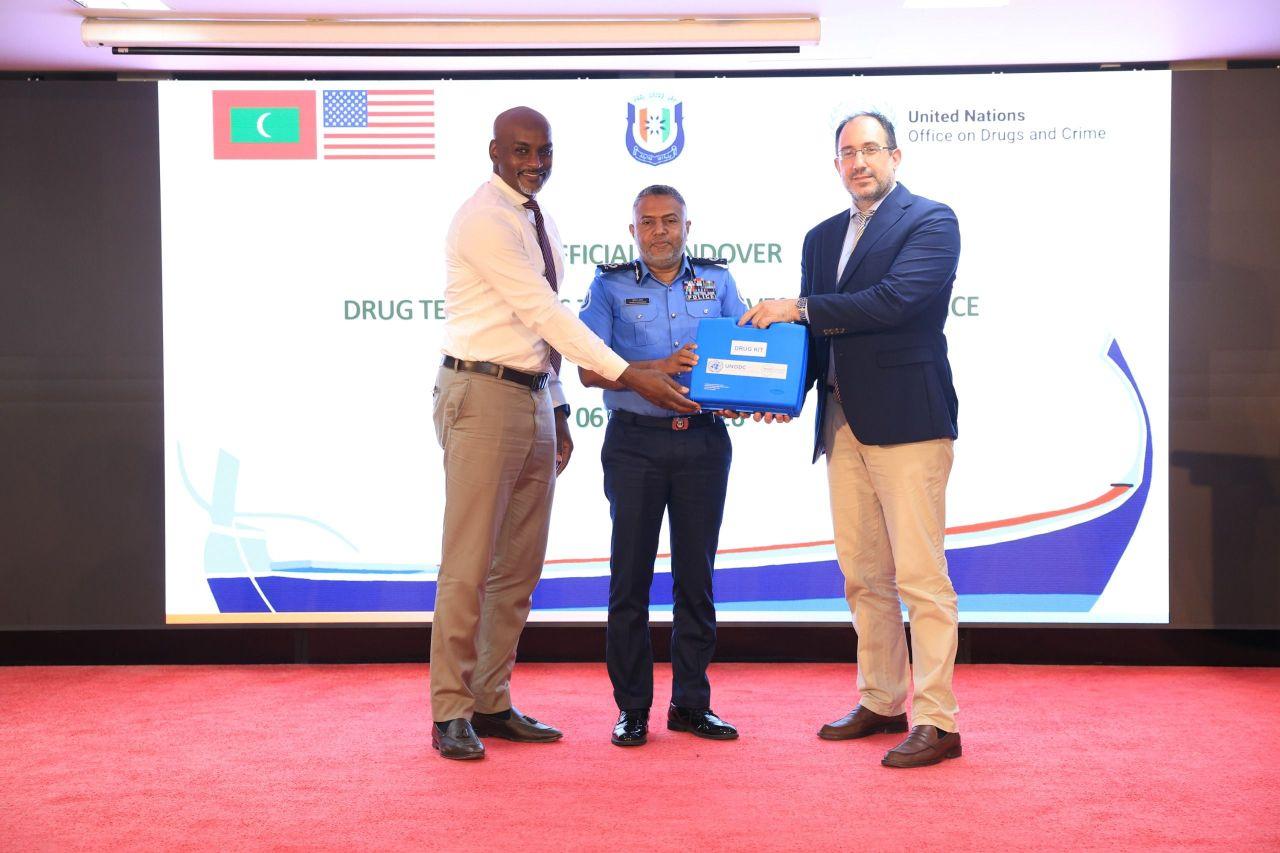 އެމެރިކާގެ ޑިޕާޓްމަންޓް އޮފް ސްޓޭޓްއިން 150 ޑްރަގް ކިޓް ހަދިޔާކޮށްފި