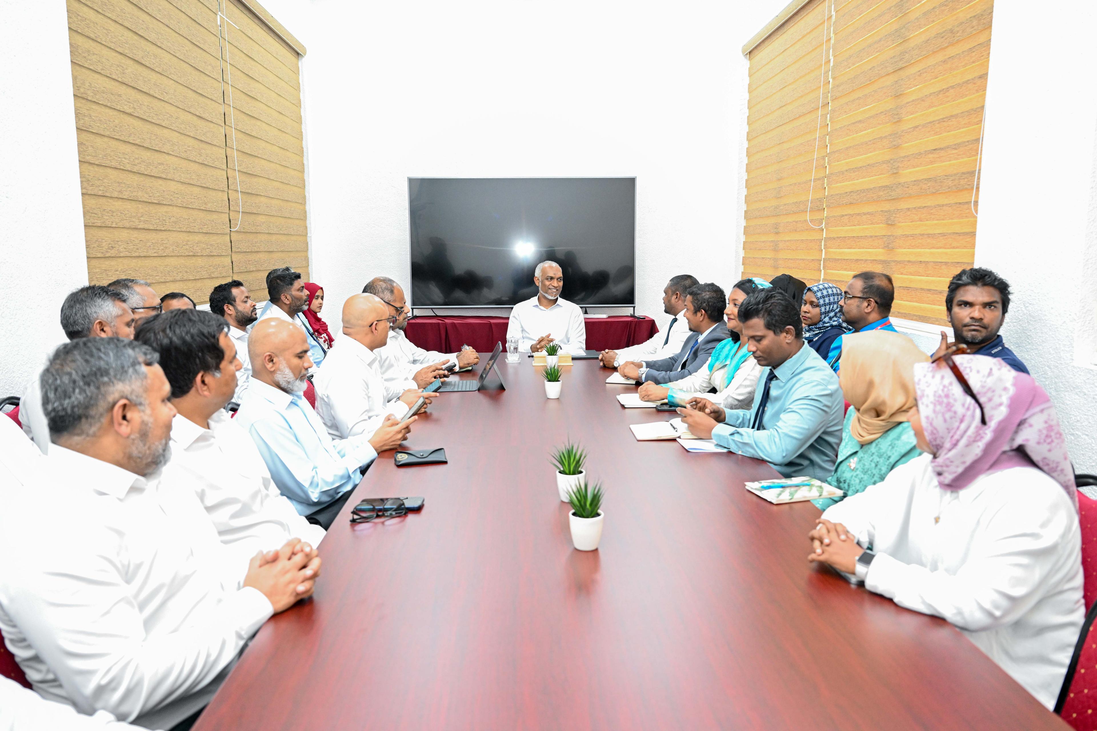 ރައީސް އުކުޅަހު ކައުންސިލާއި ބައްދަލުކުރައްވައިފި