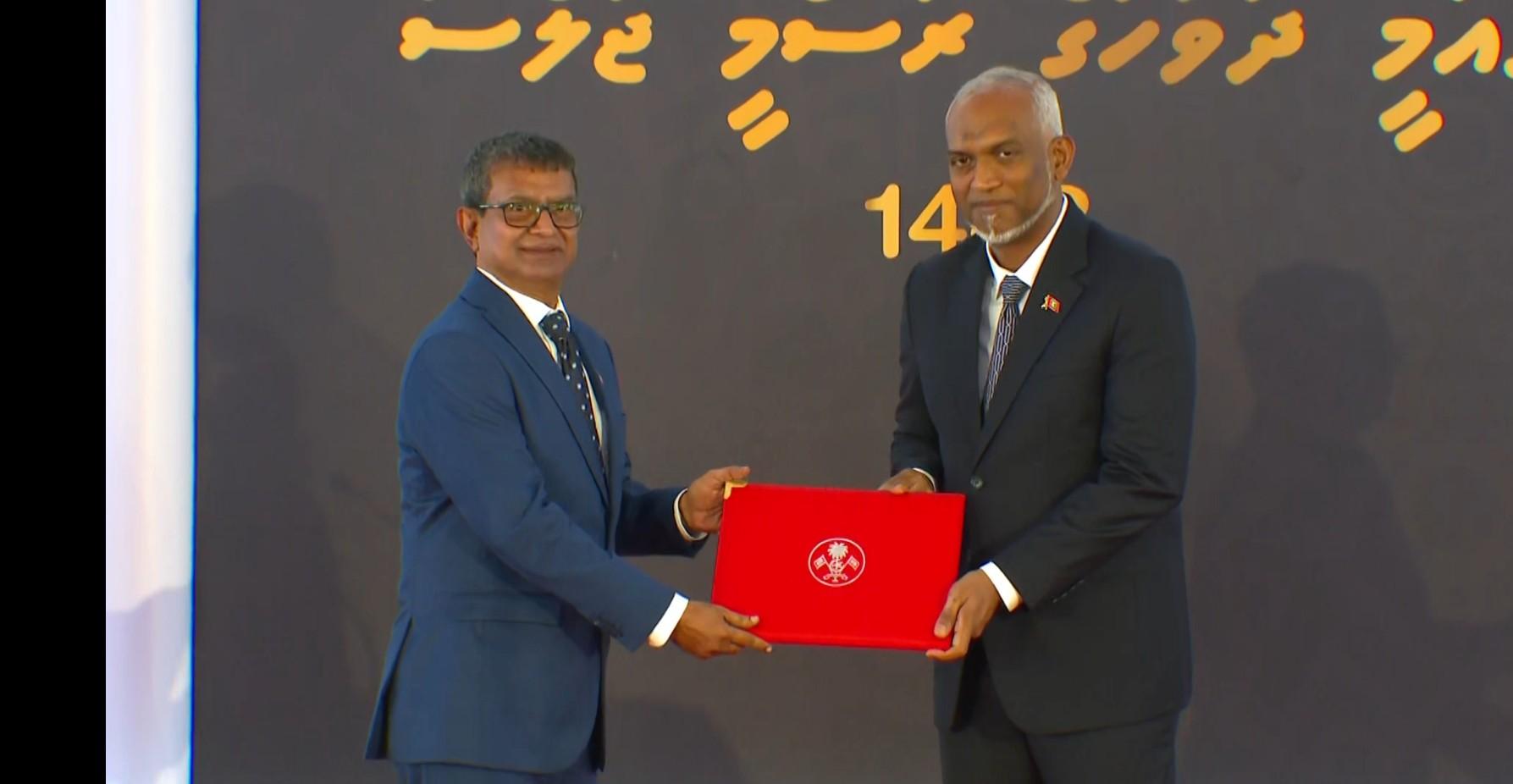ދިވެހިބަހާއި އަދަބިއްޔާތުގެ ދާއިރާއިން ޝަރަފުވެރިކަމުގެ ޤައުމީ އިނާމު ފަރެސް ޢާމިރަށް