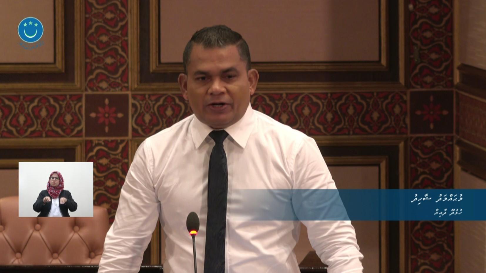 ދިވެހި ވިޔަފާރިތަކަށް ބޭރު މީހުން އަތްގަދަ ކުރާ މައްސަލަ ބަލަންޖެހޭ: ޝާހިދު