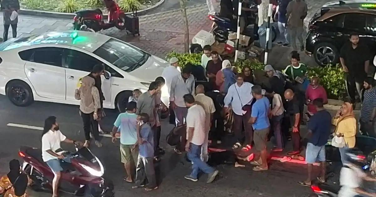"ފޭސް 2 ގައި ހިނގި ކާރު އެކްސިޑެންޓް" 2 ކާރެއް ހޯދައި ޓޯކޮށްފި! ކުޑަ ކުއްޖާ އޮތީ ވެންޓިލޭޓަރުގައި!