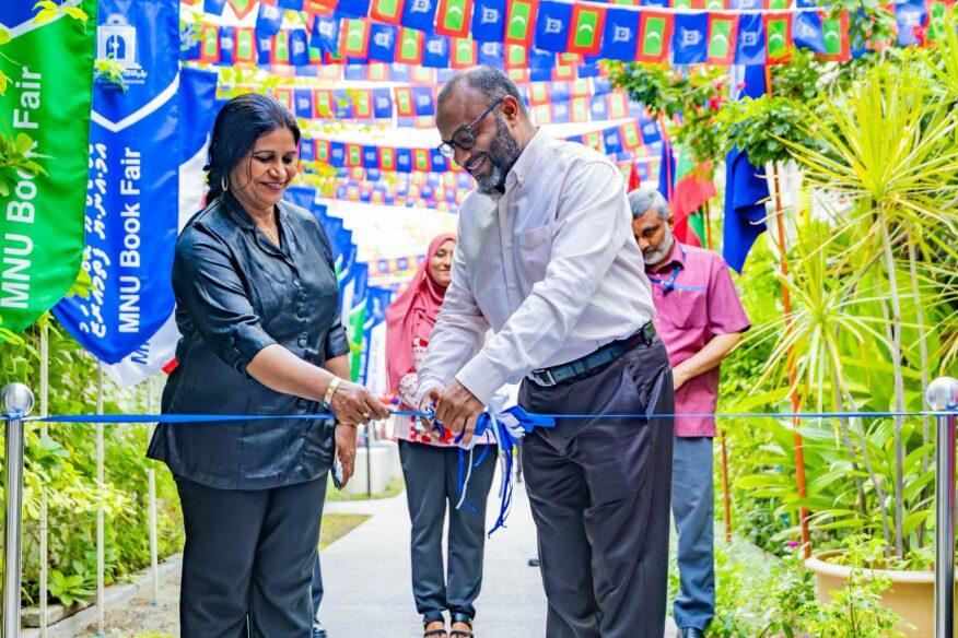 ދިވެހިރާއްޖޭގެ ޤައުމީ ޔުނިވާސިޓީގެ ފޮތް މައުރަޒު އިފްތިތާޙްކޮށްފި