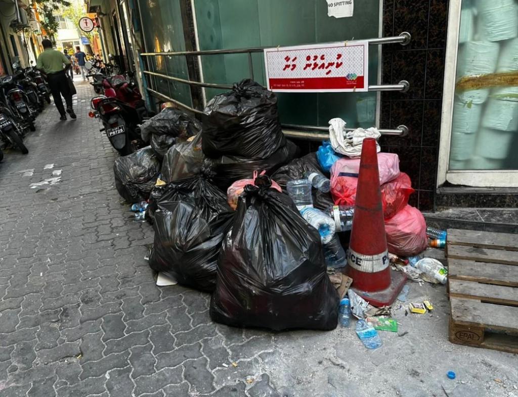 މަގުތަކާއި އާންމު ތަންތަނަށް ކުނި އެޅުމުގެ މައްސަލަ: ހައްލު ބޭނުންވެފައިވާ އިޖުތިމާއީ ބޮޑު ކާރިސާއެއް!